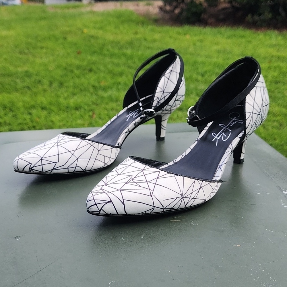 Shoes of Prey Black and white geometric design Ankle Strap Sandals Size 37
